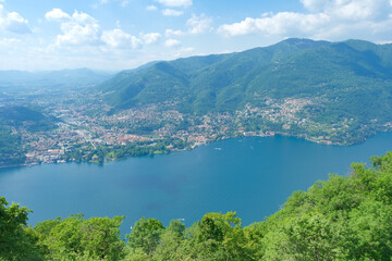 Fototapeta na wymiar Panorama di Cernobbio e del lago di Como visto da Brunate.