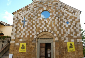 La chiesa dei Santi Pietro e Andrea a Trequanda, Toscana.
