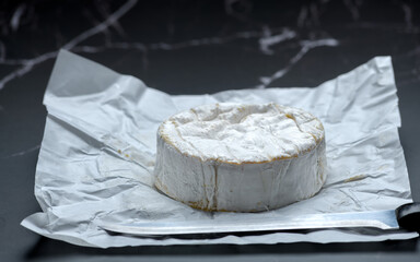camembert de Normandie sur son papier d'emballage