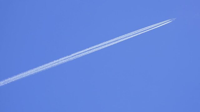 快晴の青空に描かれる飛行機雲。
ビジネス、成功、躍進のイメージ
