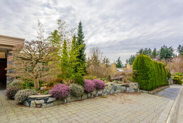 Obraz premium A perfect neighbourhood. Houses in suburb at Spring in the north America. Luxury houses with nice landscape.