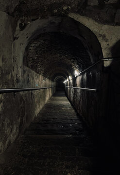 Dunkler Gang mit Treppe nach unten in die Unterwelt von Neapel, Italien