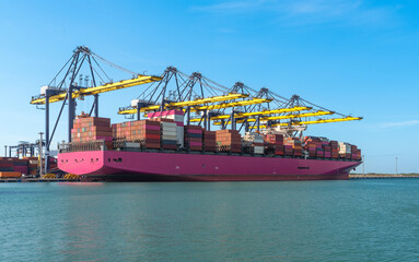 Fototapeta premium large cargo ship loading container At the automatic port