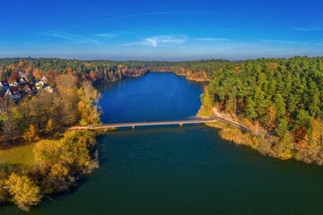Widok z lotu ptaka na jezioro Długie w Olsztynie na Warmii w północno-wschodniej Polsce	