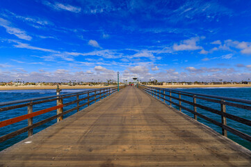 Obraz premium Pacific ocean waves at the beach in a famous tourist destination viewed from Seal Beach pier in California, USA