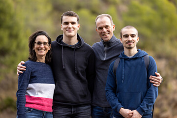 Familia de pie en exteriores