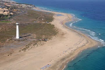 Fotografía aérea del faro de Morro Jable y playas de Jandia en la isla de Fuerteventura, Canarias
