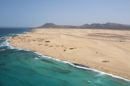 Fotografía aérea de la costa y dunas de Corralejo en la isla de Fuerteventura, Canarias