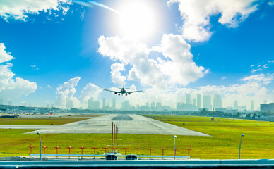 Fototapeta Airplane landing in Fort Lauderdale airport under a shining sun obraz