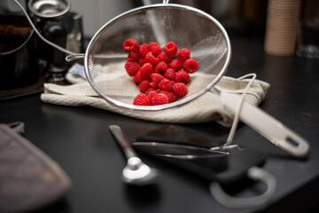 Himbeeren in einer modernen K&uuml;che