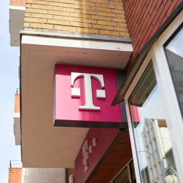Leuchtreklame des Mobilfunkanbieters Telekom in der Innenstadt von Swinemünde in Polen