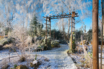 Garten im Winter - garden in winter with hoarfrost on a cold day - 480439705