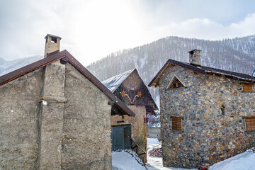 
Il piccolo borgo di Ferrere, raggiungibile soltanto a piedi durante la stagione invernale. Valle...