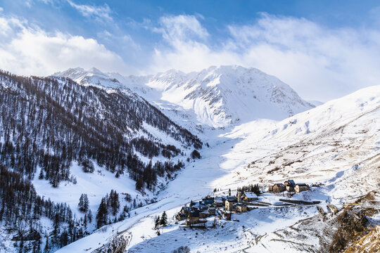 
Il piccolo borgo di Ferrere, raggiungibile soltanto a piedi durante la stagione invernale. Valle Stura - Provincia di Cuneo- Piemonte
