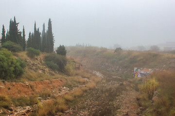 Cauce del río Seco a la altura de la UJI de Castellón con niebla