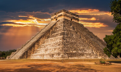 Fototapeta Chichen Itza - Twilight Temple of Kukulkan, Mexico landmark obraz