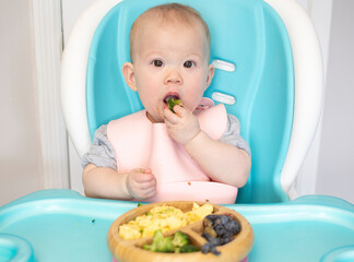 Baby eating broccoli. Baby-led weaning. Weaning. Healthy eating