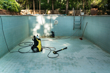 Service and maintenance of the pool. Dirty pool, Cleaning the pool floor with a high pressure water...