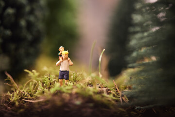 Vater mit Kind in Natur