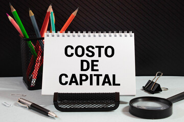 text COSTO DE CAPITAL on white paper, business concept