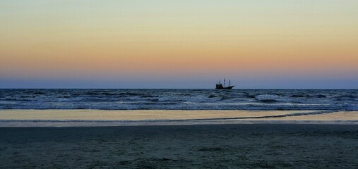 por do sol barco pirata 