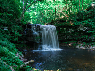 Obraz premium Long exposure photos of a waterfall.