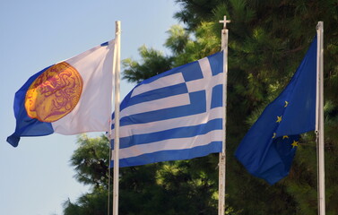 Nationalflagge Griechenlands an einem Fahnenmast neben der Europafahne