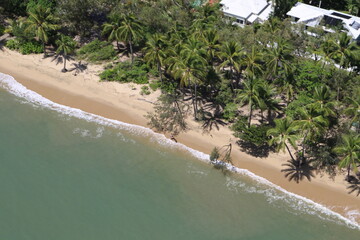 Luftaufnahme von tropischer Küstenlinie