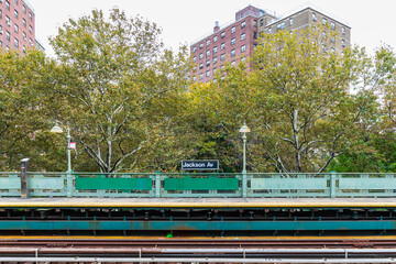 Jackson Avenue elevated subway platform in The Bronx. - obrazy, fototapety, plakaty