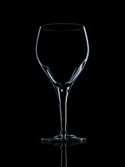 Rotweinglas vor schwarzem Hintergrund