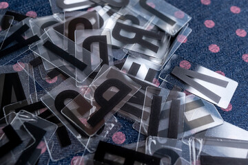 conjunto de letras aisladas sobre fondo de tela para manualidades con puntos rosas