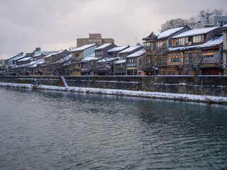 冬の主計町茶屋街と浅野川