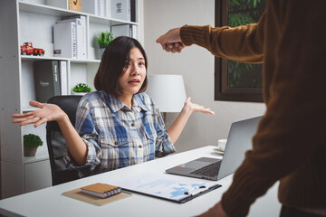 The employee was reprimanded by the boss. but pretend not to care,at room office.