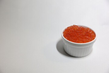 小皿に入ったイクラ