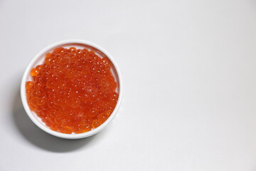 小皿に入ったイクラ