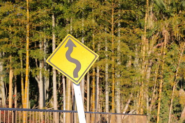 日本にある、この先に右又は左つづら折りの道があることを表す道路標識