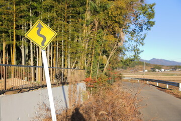 日本にある、この先に右又は左つづら折りの道があることを表す道路標識