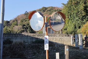 日本、見通しの悪い道に設置されたカーブミラー