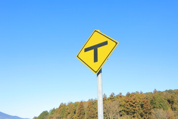 日本にあるこの先にT字交差点があることを表す道路標識