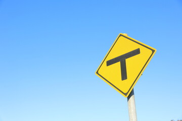日本にあるこの先にT字交差点があることを表す道路標識
