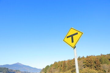 日本にあるこの先にT字交差点があることを表す道路標識