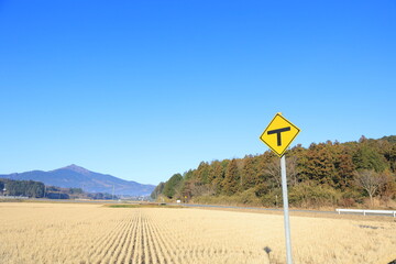 日本にあるこの先にT字交差点があることを表す道路標識