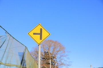 日本にある、この先に┫型交差点があることを表す道路標識