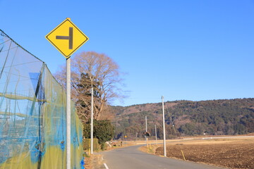 日本にある、この先に┫型交差点があることを表す道路標識
