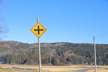 日本にある十字型交差点ありを意味する道路の警戒標識