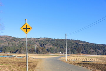 日本にある十字型交差点ありを意味する道路の警戒標識