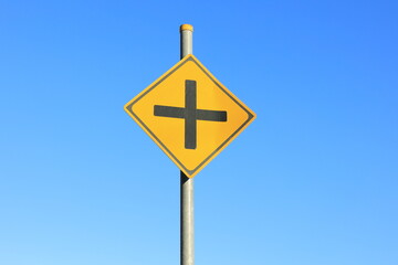 日本にある十字型交差点ありを意味する道路の警戒標識