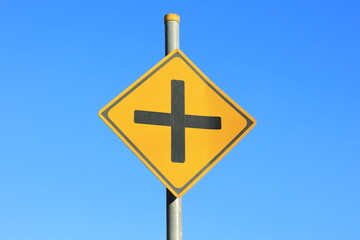 日本にある十字型交差点ありを意味する道路の警戒標識