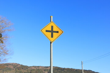 日本にある十字型交差点ありを意味する道路の警戒標識