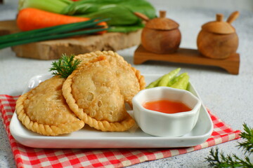 Obraz na płótnie Canvas a plate of fried pastries containing vegetables served with sauce against white background